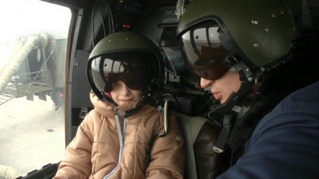 Шойгу подарил девочке шлем летчика