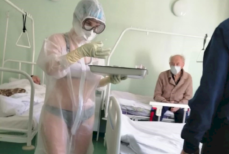 Общественность вступилась за медсестру, надевшую бикини под защитный костюм