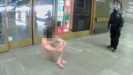 Прилетел из космоса и грелся зажигалкой: в вестибюль метро пришел голый мужчина