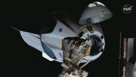Crew Dragon с астронавтами пристыковался к МКС