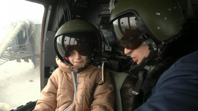 Шойгу подарил девочке шлем летчика